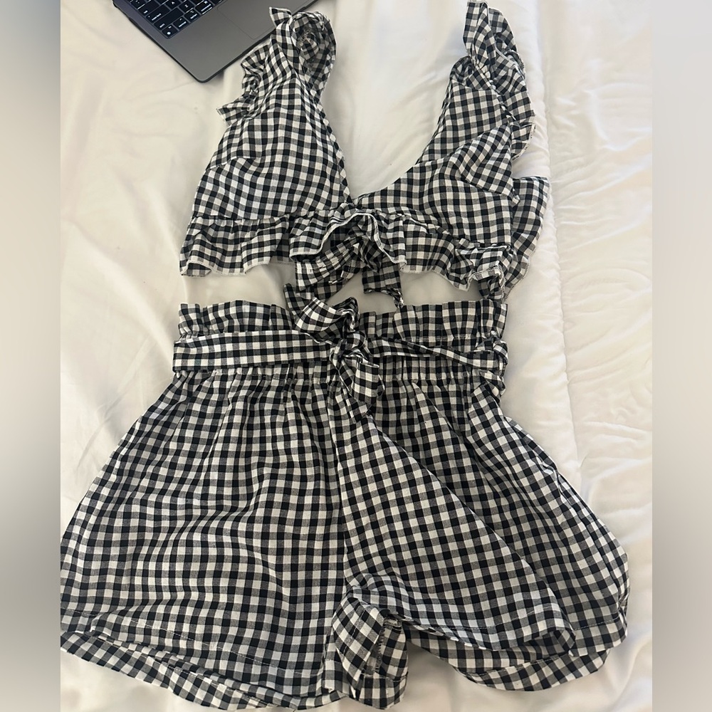 Checkered set